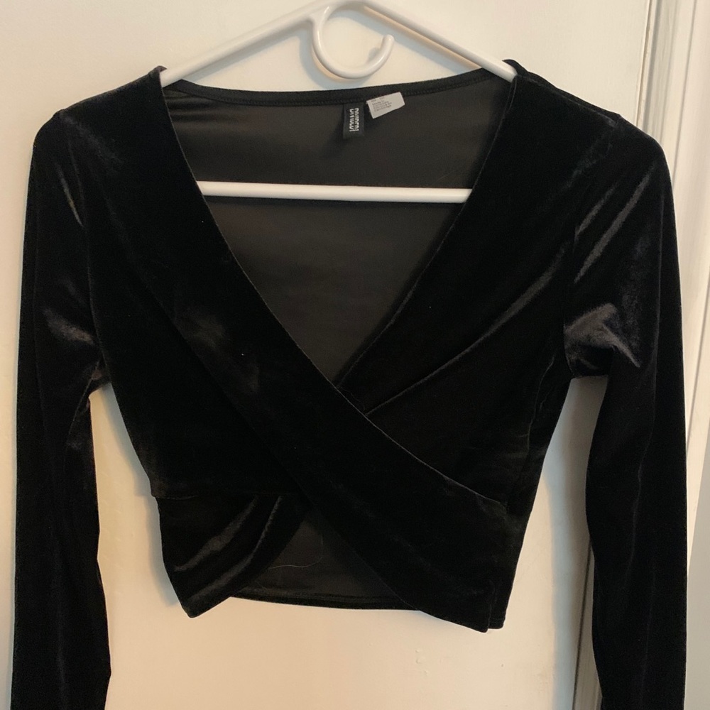 Black criss cross going out top